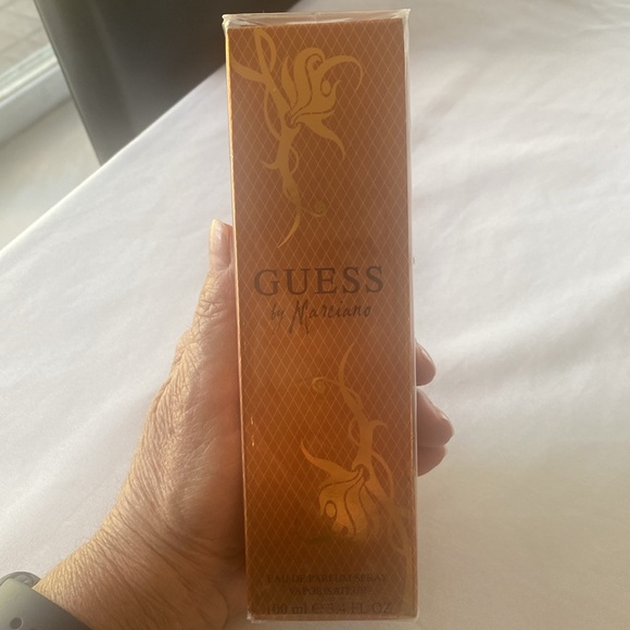 Guess By Marciano - Picture 3 of 4